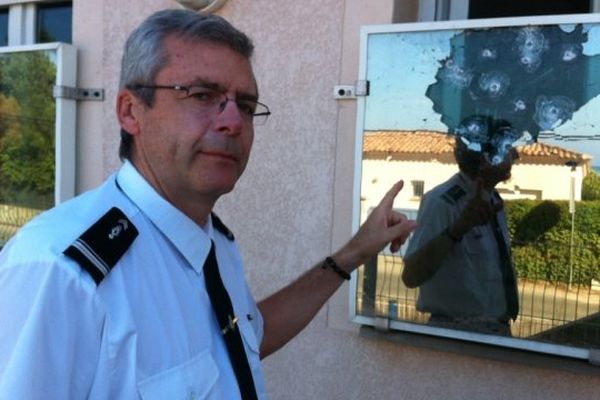 Le Major Thierry Sernaglia montre les impacts d'un tir sur le blindage des vitres de la gendarmerie de Pietrosella