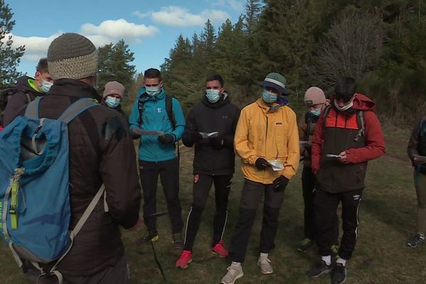 Pas moins de 14 étudiants ont découvert le lac de Servières dans le Puy-de-Dôme afin de préparer leur diplôme d'accompagnateur de moyenne montagne.