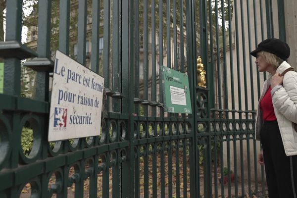 Les parcs ont fermé leurs grilles à Lyon, à cause du vent, au grand dam des promeneurs.