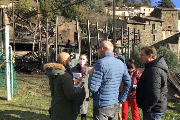 Au lendemain de l'incendie qui a détruit cette menuiserie située au coeur de Valleraugue dans le Gard, une cellule de crise a été montée avec le maire de a commune, la sous-préfète du Vigan, la Capeb Gard, et le chef d'entreprise pour relancer au plus vite l'activité.