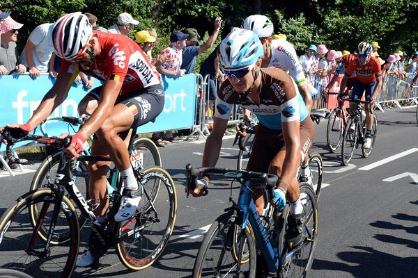 Le coureur cycliste Jurassien Alexi Vuillermoz (à droite de l'image), à Mûr-de-Bretagne, pendant le tour de France 2018. 