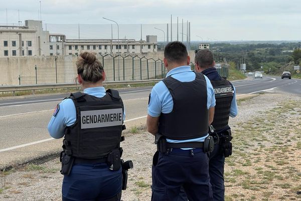 Les gendarmes surveillent la prison de Villeneuve-lès-Maguelone (Hérault) pour éviter les projections de colis à l'intérieur de la prison, suite à l'agression d'un détenu par coups de couteau ce 22 avril 2023.