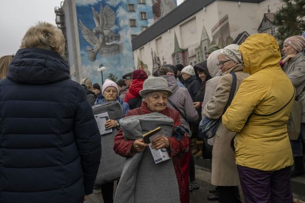 Une distribution de couvertures et de lampes le 17 novembre 2022 à Kherson (Ukraine)