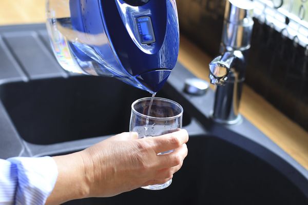 L'eau du robinet filtrée en carafe à la maison ne suffit pas à retrouver des niveaux compatibles avec le seuil de qualité après une pollution au chlorothalonil.