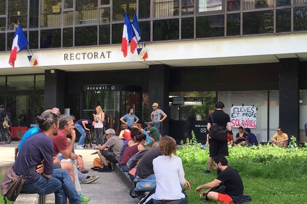 Le rassemblement était organisée devant le rectorat de Grenoble.