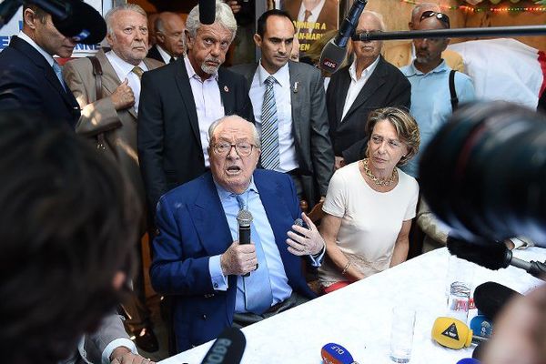 Jean-Marie Le Pen en conférence de presse à Marseille