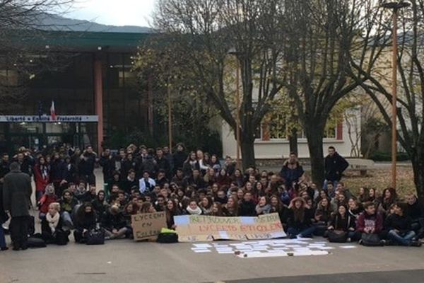 "Lycéens en colère" devant le lycée et collège Ferdinand Fabre de Bédarieux, dans l'Hérault - 3 décembre 2015