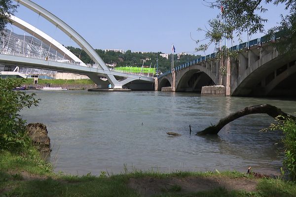 L'expérimentation de baignade dans le Rhône prévue le dimanche 30 avril 2024 à Lyon a été annulée en raison du trop fort débit du fleuve