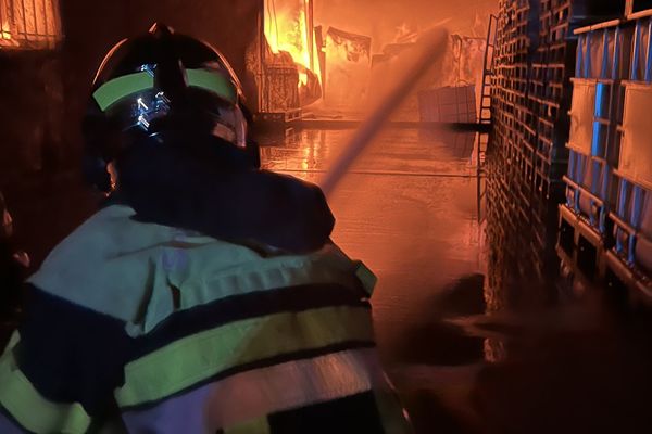 Ce jeudi matin, un incendie à Tarascon s'est propagé dans deux entrepôts. 71 pompiers ont été mobilisés.