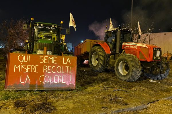 "Qui sème la misère récolte la colère" indique une pancarte des Jeunes Agriculteurs d'Occitanie lors du blocage de mercredi 16 mars 2022.