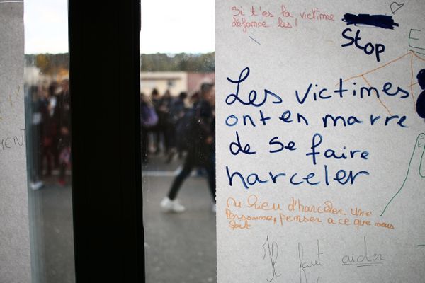 Le harcèlement scolaire est encore très présent en France. Des acteurs se mobilisent pour montrer d'autres voies, d'autres alternatives aux jeunes.