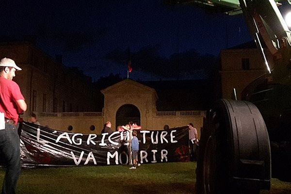 Environs 80 personnes et une trentaine de tracteurs ont participé ce jeudi soir à la manifestation organisée devant la préfecture du Calvados à Caen.