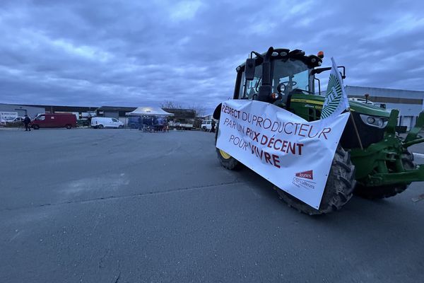 A l'appel des deux syndicats des Jeunes Agriculteurs et de la FNSEA, les agriculteurs organisent un blocage devant la centrale d'achat de Leclerc à Beychac-et-Caillou, entre Libourne et Bordeaux.