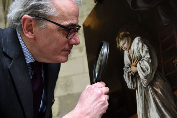 Stéphane Pinta, expert en peintures anciennes, devant le tableau inédit et inconnu des frères Le Nain, à Tours, le 6 mars.