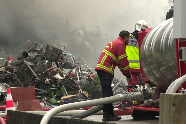 L'incendie d'un centre de recyclage de déchets est maîtrisé ce lundi 6 mai 2024.