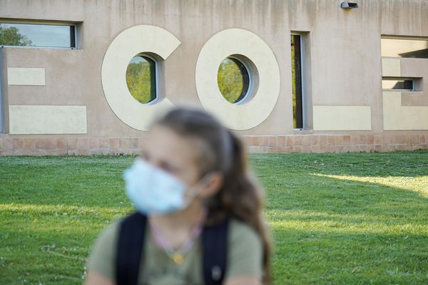 Allier : des masques distribués aux élèves des écoles élémentaires et aux collégiens. 