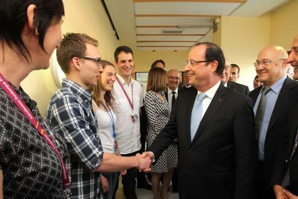 Visite d'une entreprise pharmaceutique à Dunkerque par le président de la République François Hollande. 