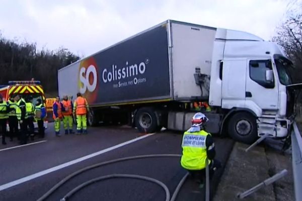 L'accident bloque les voies de circulation de l'A6 dans le sens Sud-Nord