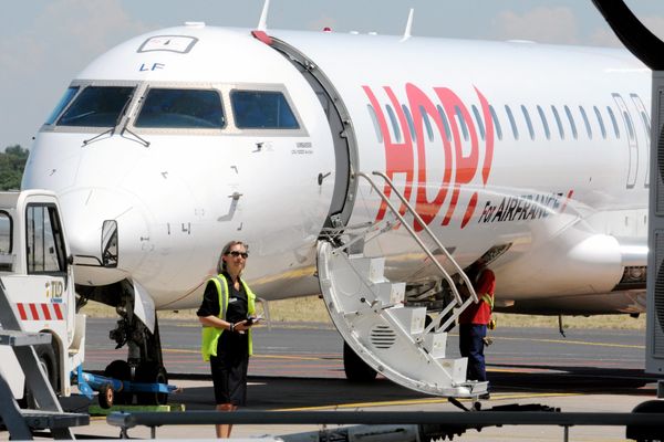 La compagnie aérienne Hop!, filiale domestique d'Air France, prévoit que "85% des vols seront assurés vendredi", premier des deux jours de grève de ses hôtesses et stewards.