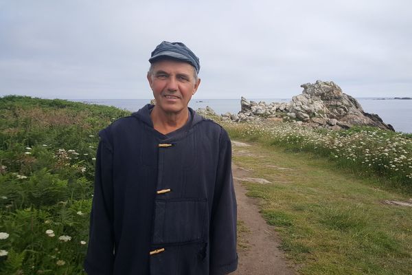 Goulc'han Kervella devant les grands rochers de Saint-Michel à Plouguerneau.