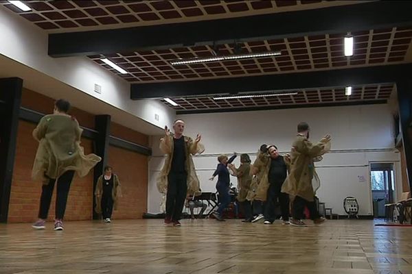 Sept danseurs.ses atteints d'un handicap participent au spectacle.