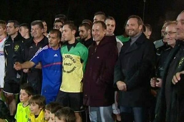 Jean-Pierre Papin au milieu des joueurs du club de Quinçay.