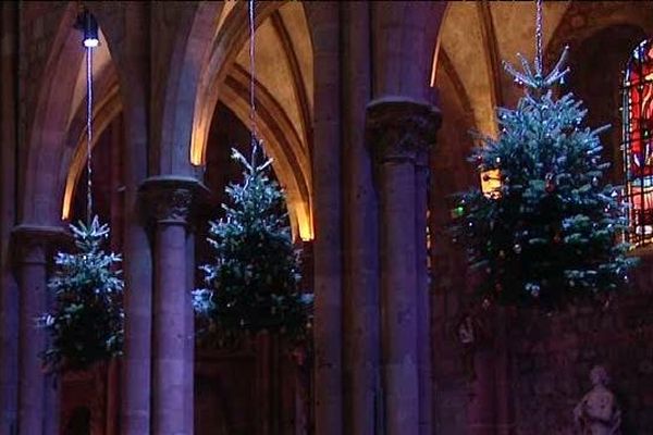 Comme le faisaient les anciens, dans l'église Saint-Georges , les sapins sont suspendus