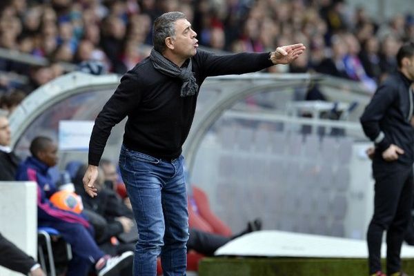 L'entraineur Christian Bracconi  au stade Gerland à Lyon, le 16 février 2014