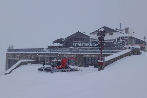 Les dameuses se mettent en route après les chutes de neige de la nuit