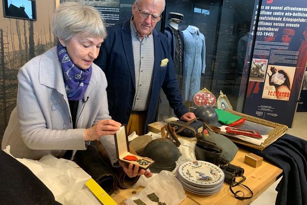 Parmi tous les objets remis, la Légion d'honneur que le capitaine Leblanc a reçu.