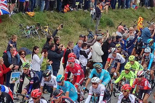 Le peloton du Tour de France lors de la première étape entre le Mont-Saint-Michel et Utah Beach, le samedi 2 juillet 2016