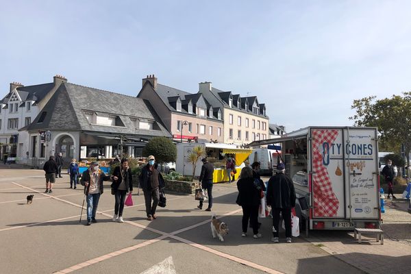 Le variant breton du Covid 19 alimentait les conversations du marché de Locquirec près de Morlaix ce mercredi 17 mars 2021