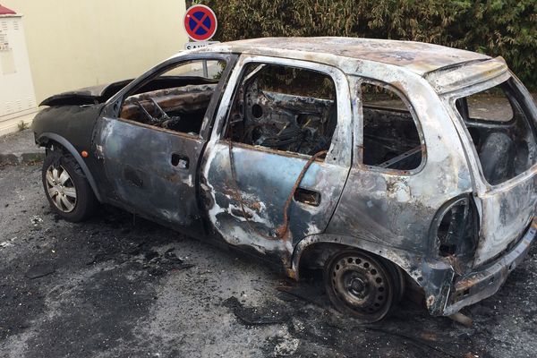 La voiture incendiée n'a toujours pas été enlevée dans Guéret. 