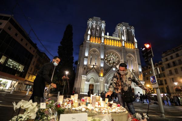 30 octobre 2020, Nice (Alpes-Maritimes) : moment de recueillement devant la basilique Notre-Dame de l'Assomption, un jour après qu'un agresseur au couteau a tué trois personnes, en coupant la gorge à deux personnes, à l'intérieur de l'église.