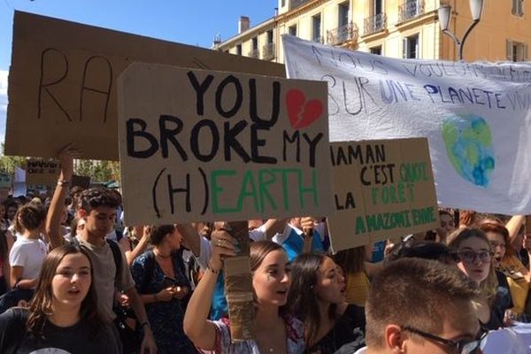 Des Centaines De Jeunes A La Marche Pour Le Climat A Aix En Provence