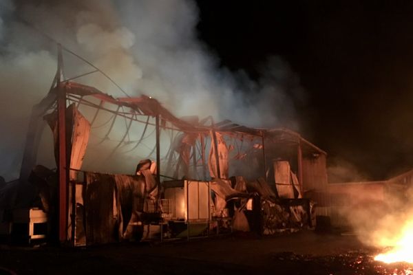 La moitié des hangars des 4000m² de hangars ont été détruits. Cinq personnes se retrouvent au chômage technique.