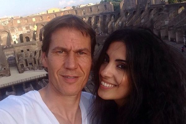 Rudi Garcia et sa nouvelle compagne : un selfie devant le Colisée à Rome. 