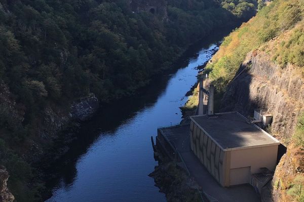 A proximité  du barrage de l'Aigle, le niveau de la Dordogne peut monter de plusieurs mètres.