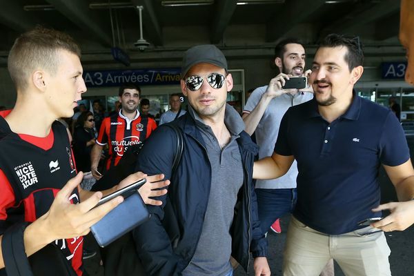 Wesley Sneijder, accueilli par les supporters à l'aéroport.