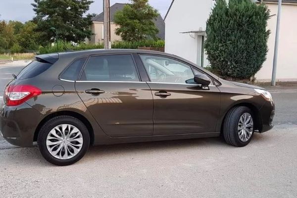 La voiture volée est une Citroën C4 de couleur marron.