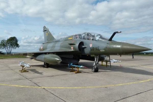 Mirage 2000D et son armement.