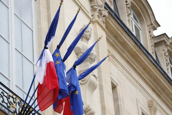 Les drapeaux en berne au Palais de l'Elysée à Paris.