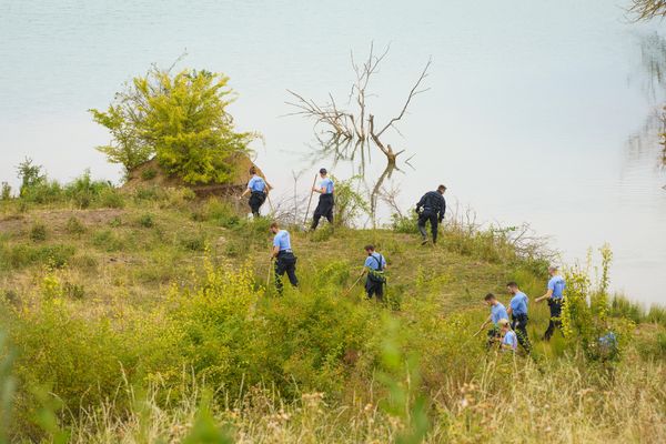 Des policiers ont mené des fouilles autour du lac où la petite Ayleen a été retrouvée.