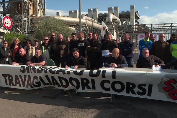 La conférence de presse s'est tenue ce lundi matin devant les grilles de la centrale thermique de Lucciana.