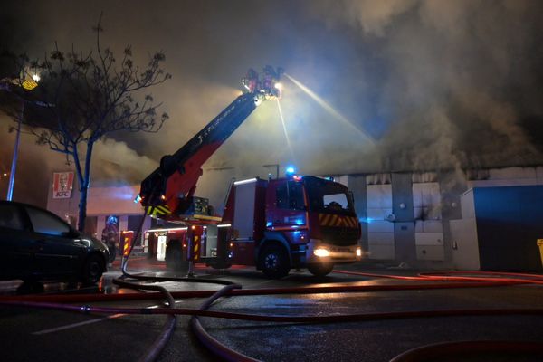 Cinquante marins-pompiers de Marseille interviennent sur l'incendie du KFC du boulevard Plombières.