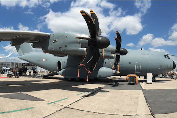 L'A400M exposé au Bourget sur le stand d'Airbus connaît un vif succès auprès des visiteurs du Salon.