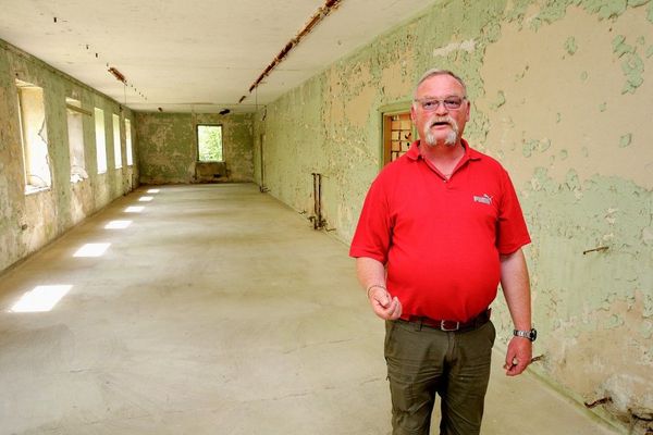 Eric Trinon, membre de l'association de sauvegarde du W2, dans le bâtiment 'Constance', le plus grand centre de transmission allemand de la Seconde Guerre mondiale, situé près de Soissons.