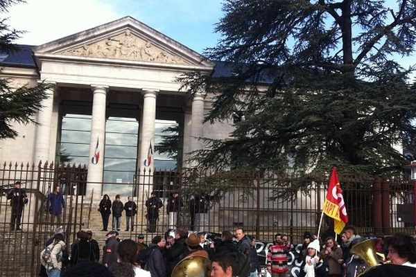 La manifestation devant le palais de Justice