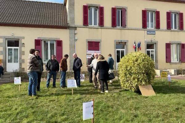 Parents et élus se sont devant l'école pour protester contre sa fermeture à la rentrée 2025, le 15 février 2025, en Creuse.