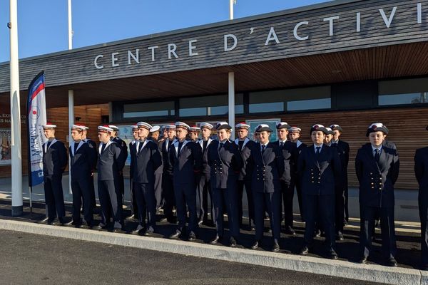 11 filles et 18 garçons issus du Calvados ont visité le port de Ouistreham (14) dans le cadre de la préparation militaire marine.